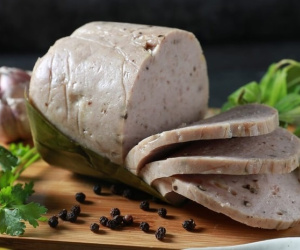 Giò lụa không thể thiếu dịp Tết nhưng xuất hiện 3 dấu hiệu này thì đừng ăn vì có thể 'nhiễm độc'
