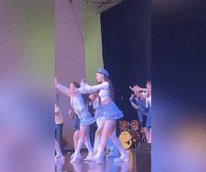 Lọ Lem - ái nữ MC Quyền Linh bị giục debut làm idol khi khoe trọn đôi chân thẳng tắp như 'kiếm Nhật' trên sân khấu