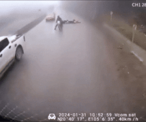Clip: Trượt ngã trên đường đèo, người đi xe máy lao thẳng vào đầu ô tô