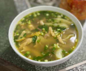 Phở Tráng Kìm nức tiếng Hà Giang: Khách xếp hàng chờ, mỗi sáng bán vèo 300 bát