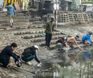 Người thả cá kẻ thả tro hương, mặt nước hồ ‘biến dị’ trong ngày ông Công ông Táo
