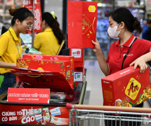 Ứng trước tiền lương để tiêu Tết