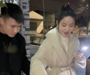 Quang Hải lái Mercedes đưa Chu Thanh Huyền về quê nướng hải sản, quây quần bên mâm cơm gia đình ngày cuối năm