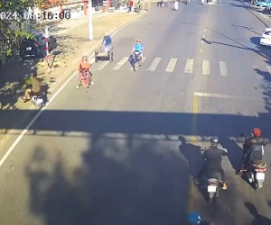 Camera vụ đại úy công an bị thanh niên tông trực diện, dùng chân đạp liên tục vào mặt