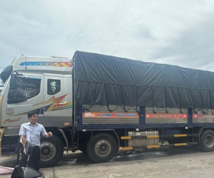 Khởi tố tài xế lái xe tải 31 tấn qua cầu treo khiến cầu biến dạng
