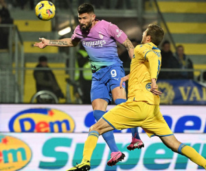 Giroud chói sáng, AC Milan thắng trận kịch tính