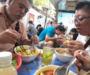 Bếp trưởng Nhật bị hớp hồn bởi món 'bún nhà nghèo' ở phố cổ Hà Nội: Khác xa so với tưởng tượng