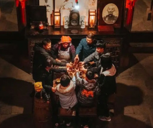 Tết về quê thăm bố mẹ chồng, con dâu bật khóc nức nở khi thấy cảnh này lúc nửa đêm