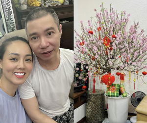 Vợ NSND Công Lý hé lộ góc nhỏ phòng khách đầy hoa tươi ngày cận Tết, bảo sao được khen là nàng dâu đảm đang