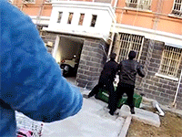 Cụ bà may mắn được hai cảnh sát đón đỡ sau khi ngã từ tầng cao chung cư