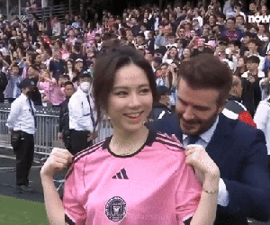 Hé lộ danh tính mỹ nhân được David Beckham ký tặng đặc biệt: Hóa ra là ca sĩ nổi tiếng