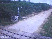Lao xe quá tốc độ khi đến gần đường sắt, tài xế xe máy suýt gặp nạn dưới bánh xe lửa