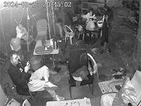 Bé gái lái xe ba gác húc thẳng vào người đàn ông đang ngồi trên ghế