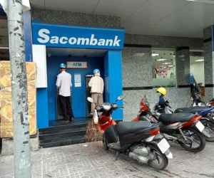 Khung cảnh trái ngược tại các trụ ATM ngày cận Tết