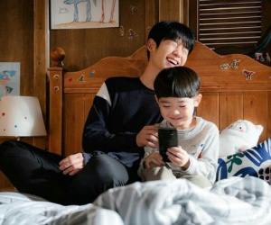 Chồng cũ tới đưa tiền cấp dưỡng nuôi con, mời anh ở lại ăn cơm, thấy cảnh trong bếp tôi bật khóc