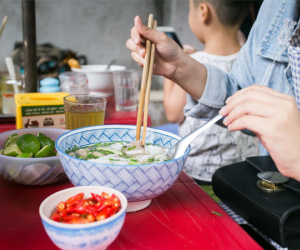 Tố quán phở Hà Nội lên mạng, khách bị con gái chủ quán 'mắng té tát'