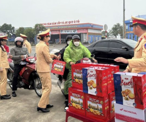 Đang chạy xe, cảnh sát vẫy lại tặng quà Tết, đường gần trăm cây số như ngắn lại