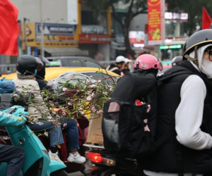 Kết thúc ngày làm cuối cùng của năm, dòng người hối hả rời Hà Nội trước kỳ nghỉ Tết