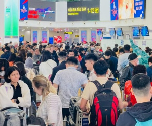 Sân bay Nội Bài đông nghẹt ngày 28 Tết, hành khách vạ vật, nằm ngồi la liệt