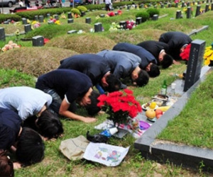 Ai nên và không nên đi tạ mộ cuối năm? 3 người này mà đi thì Tổ Tiên ưng thuận, tài lộc tự tìm đến nhà, con cháu thịnh vượng