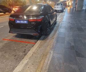 Xe công của Hội Phụ nữ Hà Tĩnh, dùng đèn, còi ưu tiên để đón người nhà lãnh đạo