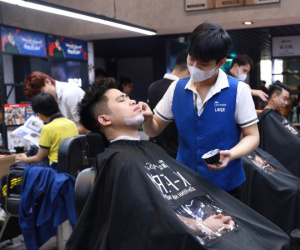 Đàn ông Hà Nội xếp hàng làm đẹp đón Tết từ 6h sáng