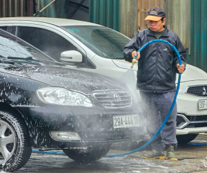 Rửa xe 29 Tết tăng giá chóng mặt, khách ngậm ngùi chi tiền dù rửa bẩn