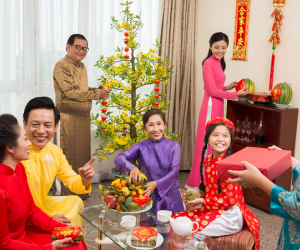 Tục xông đất đầu năm của người Việt và những tuổi xông nhà đẹp nhất năm Giáp Thìn 2024