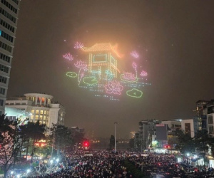 Người dân Hà Nội đổ xô đi xem màn trình diễn ánh sáng bằng 2.024 máy bay không người lái, tắc đường kéo dài 2km