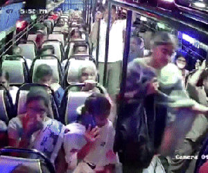 Clip: Phụ xe phản xạ cực nhanh, cứu người phụ nữ suýt rơi khỏi xe buýt