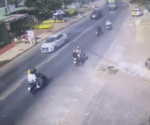 Clip vụ xe khách lấn làn, tông tử vong bé 3 tuổi trên đường về quê ăn Tết: 33 giây đau lòng