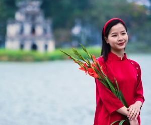Người Thủ đô xúng xính xuống phố du xuân, tận hưởng Hà Nội yên bình ngày 30 Tết