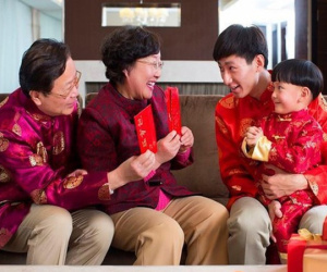 Cha mẹ EQ cao dạy con làm 4 nghi thức này khi nhận lì xì: Trẻ vừa được khen thông minh, lại lễ phép