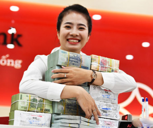Thưởng Tết ngân hàng: Người nhận trăm triệu, người 'nín thở chờ ting ting'