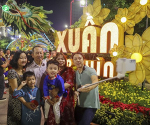'Xí chỗ' trước 4 tiếng để chờ màn pháo hoa giao thừa Xuân Giáp Thìn