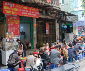 Hà Nội mùng 1 Tết: Dân tình tấp nập đi ăn bún riêu, bún ốc, khách Tây cũng tưng bừng hưởng ứng Tết Thủ đô