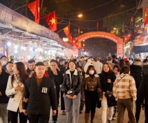 Người Hà Nội chen chân đi lễ sau giao thừa