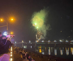 Pháo hoa rực sáng trên bầu trời chào năm mới Giáp Thìn 2024