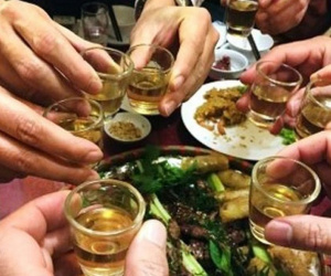 Ngày Tết uống 10 chén rượu gạo, bao lâu mới đào thải hết cồn?
