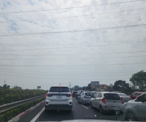 Cao tốc Pháp Vân - Cầu Giẽ tắc cứng, đi chúc Tết từ 10h30 sáng, đầu giờ chiều vẫn chưa thoát khỏi cao tốc