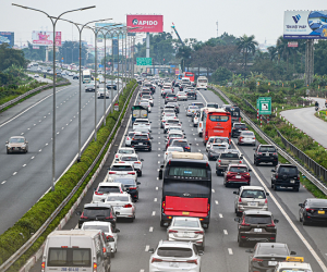Mùng 2 Tết người dân nô nức du xuân, cửa ngõ Hà Nội ùn tắc
