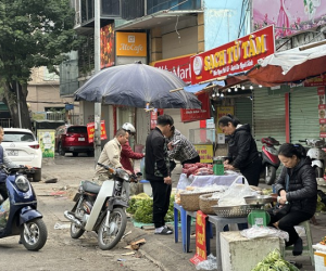 Mùng 2 Tết: Tiểu thương mở hàng, giá bún phở tăng gần gấp đôi