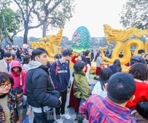 Hồ Gươm tấp nập người du xuân, linh vật rồng 'hút khách'