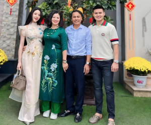 Dàn WAGs xúng xính lên đồ mùng 2 Tết: Chu Thanh Huyền thân thiết với mẹ Quang Hải, Doãn Hải My lộ rõ bụng bầu