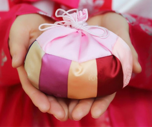 Điều ít biết về những chiếc bao lì xì bằng vải có dây rút 'độc lạ' của người Hàn Quốc, trẻ nhỏ cực thích