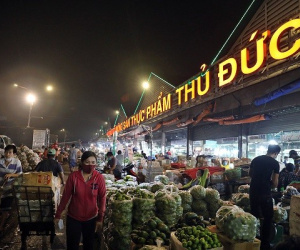 Hàng trăm tấn rau quả, hải sản đổ về chợ đầu mối giữa Tết
