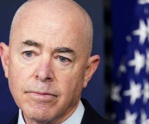 Bộ trưởng của Tổng thống Joe Biden nhận đòn luận tội