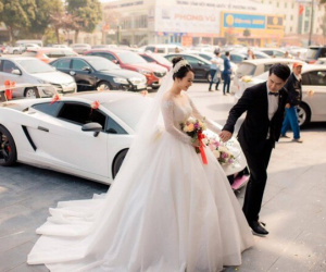 Cô gái Nghệ An được chồng đại gia rước dâu bằng siêu xe khủng 'dậy sóng' MXH cách đây 3 năm giờ ra sao?