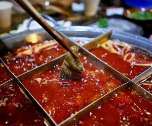 Hoan hỷ mời đồng nghiệp ăn lẩu, người phụ nữ giật mình với hóa đơn 16 tỷ đồng: 'Cả đời cũng không thể trả nổi'