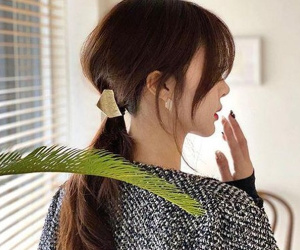 Hair stylist chỉ cách buộc tóc đuôi ngựa tạo góc nghiêng ảo diệu để chị em thêm phần xinh tươi Tết này